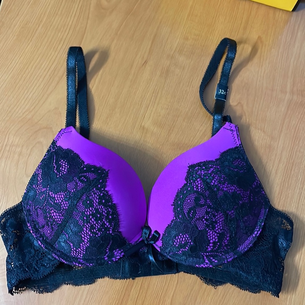 BNWT Victoria’s Secret bright purple push up bra. 32C.